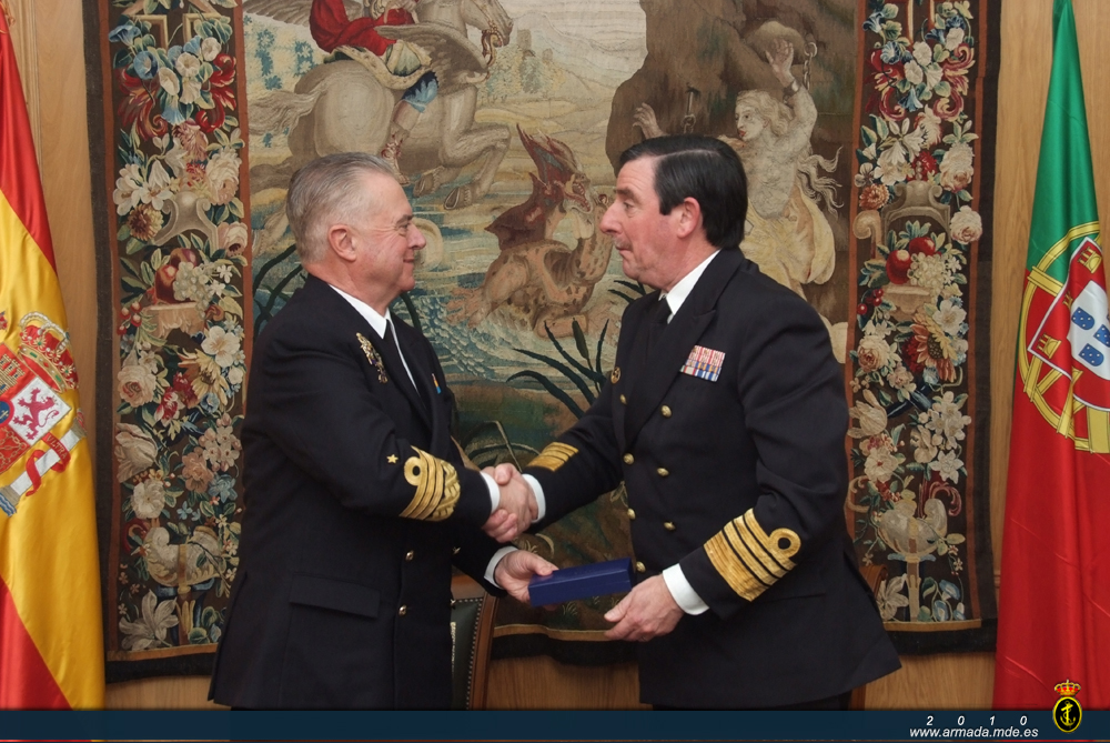 Los almirantes Manuel Rebollo y Fernando Riveiro cierran la firma del convenio